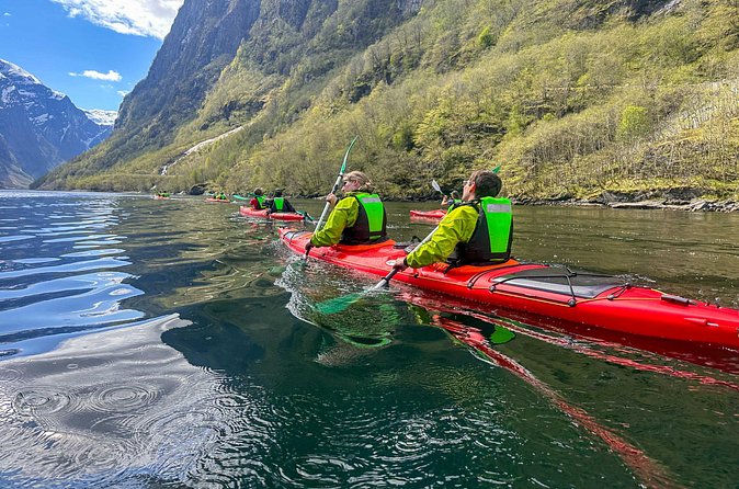 Vossevangen: Nærøyfjord Full-Day Guided Kayaking Trip - On-water coaching: what the guidance can feel like