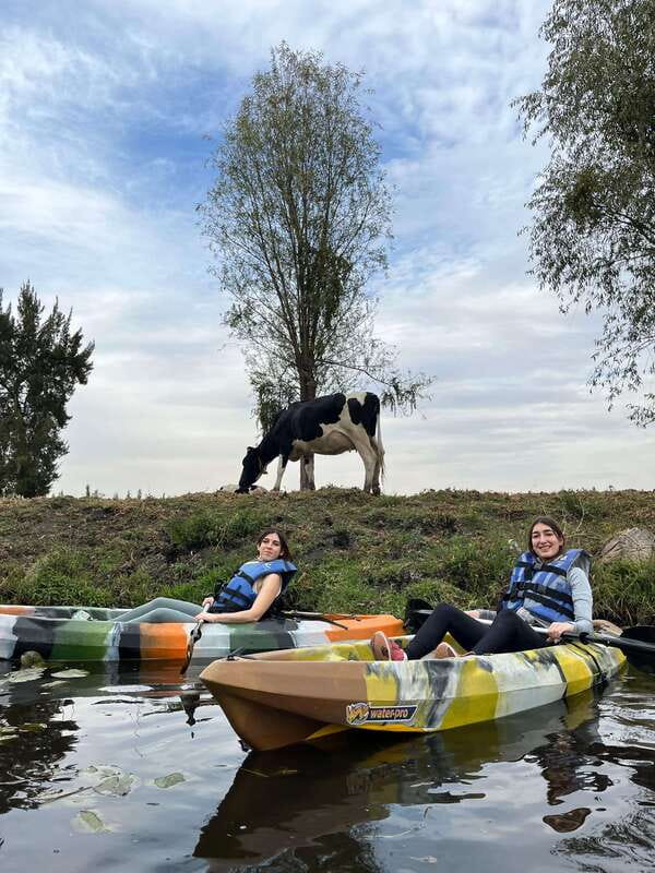 Xochimilco: amanecer en kayak Ciudad de México - Alan and the guide team: what great guiding looks like on the water